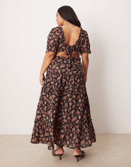 ASOS DESIGN Curve midiklänning med hjärtformad halsringning och utskärning i mörkblommig bas - Image 3