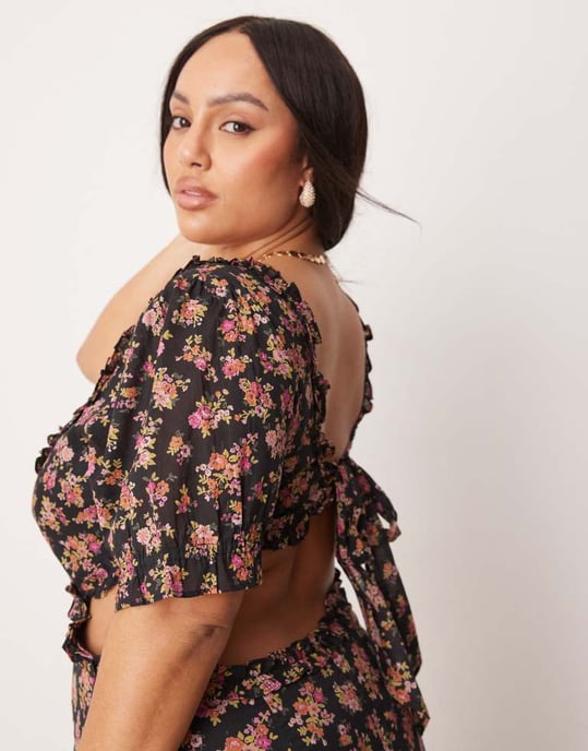 ASOS DESIGN Curve midiklänning med hjärtformad halsringning och utskärning i mörkblommig bas - Image 4