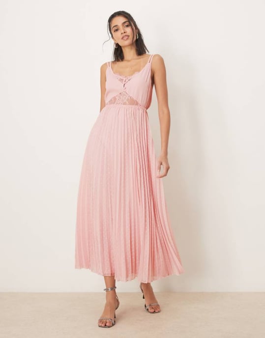 ASOS DESIGN dubbel lager spetsinsats plisserad midiklänning i ljusrosa - Image 1