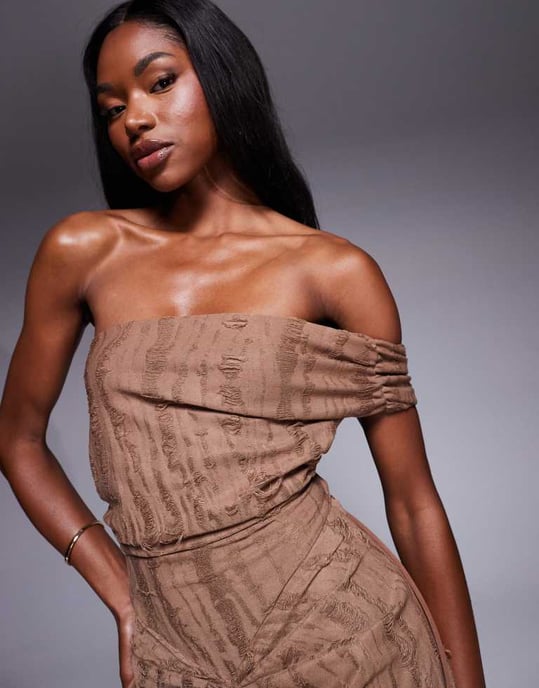 ASOS DESIGN texturerad sliten bardot midi-klänning med råa paneler i choklad - Image 3