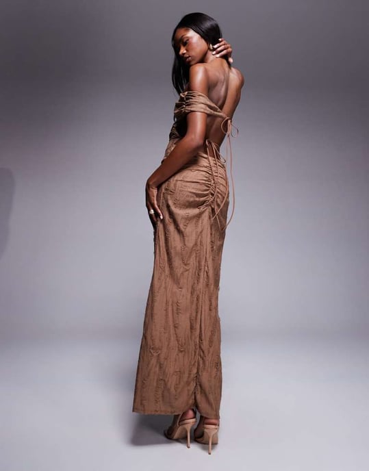 ASOS DESIGN texturerad sliten bardot midi-klänning med råa paneler i choklad - Image 4
