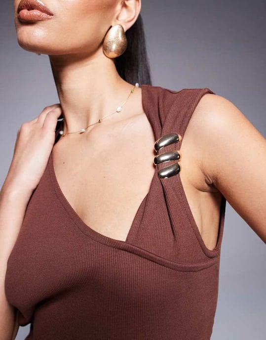 ASOS DESIGN ribbad middklänning med hårdvarudetalj i choklad - Image 3