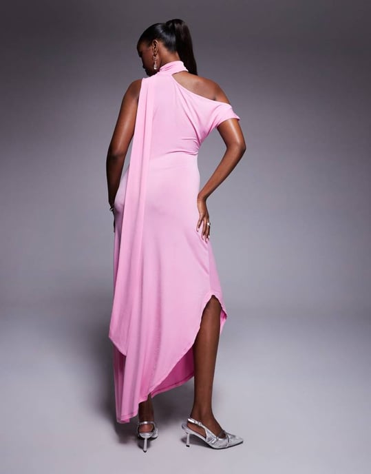 ASOS DESIGN asimmetrisk midiklänning med fallande axel och nackband i rosa - Image 4