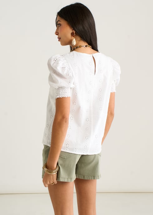 Crèmekleurig topje met broderie anglaise en pofmouwen - Image 4
