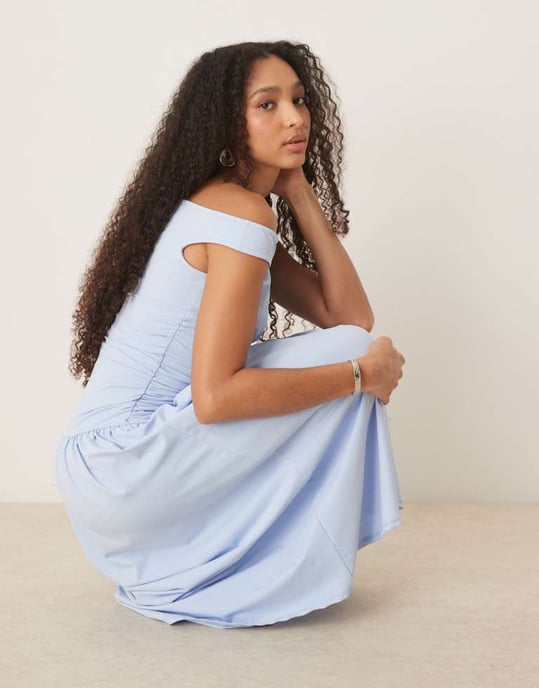 ASOS DESIGN midiklänning med avskuren halsringning och figurnära midja i babyblått - Image 2