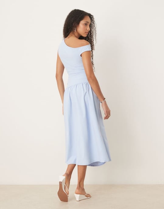 ASOS DESIGN midiklänning med avskuren halsringning och figurnära midja i babyblått - Image 3
