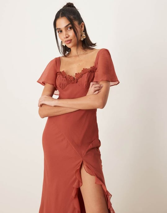 ASOS DESIGN klänning med spetsdetaljer och volangärmar, split midaxi med öppen rygg i rostfärg - Image 3