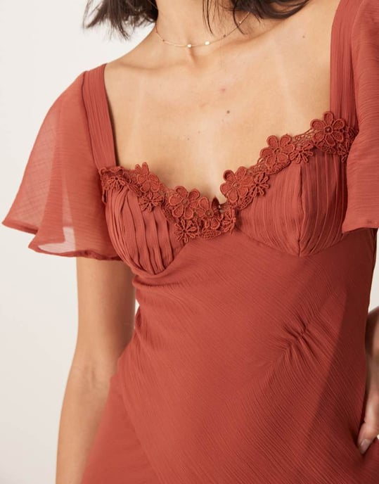 ASOS DESIGN klänning med spetsdetaljer och volangärmar, split midaxi med öppen rygg i rostfärg - Image 4