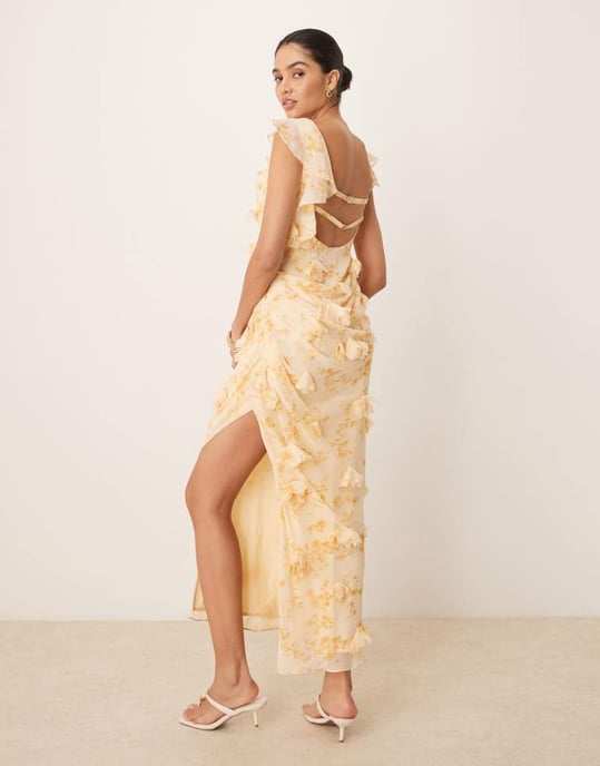 ASOS DESIGN 3D-blommor draperad volangärm midaxi klänning med öppen rygg i liten blommig tryck - Image 2