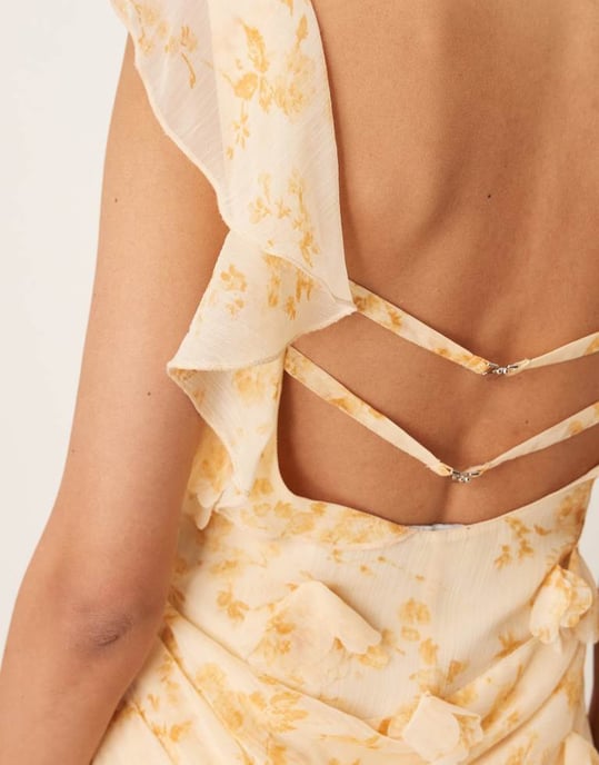 ASOS DESIGN 3D-blommor draperad volangärm midaxi klänning med öppen rygg i liten blommig tryck - Image 3