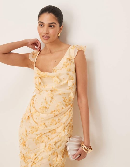 ASOS DESIGN 3D-blommor draperad volangärm midaxi klänning med öppen rygg i liten blommig tryck - Image 4