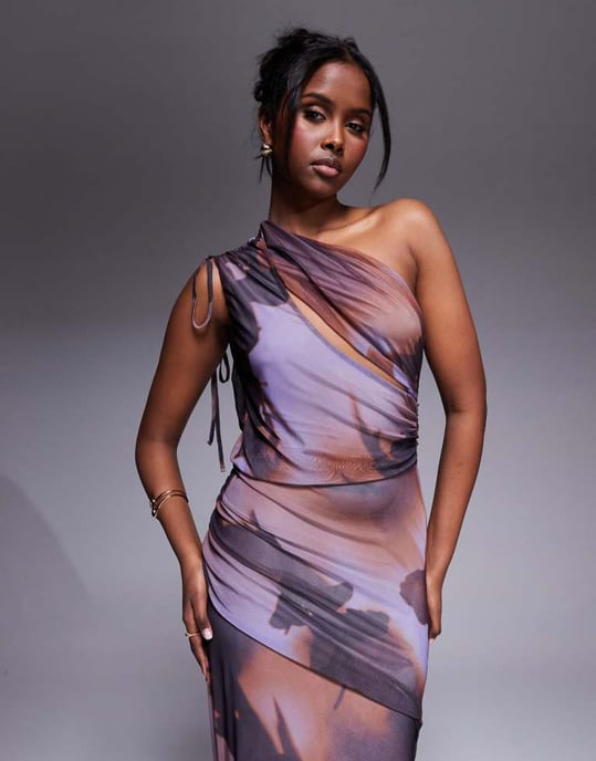 ASOS DESIGN nätkanaliserad snörning en axel midi klänning med sned skärning i suddig lila tryck - Image 4
