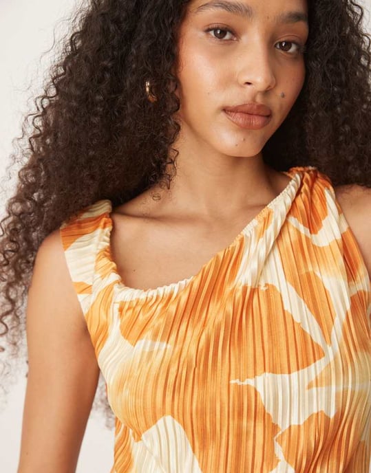 ASOS DESIGN plisserad midiklänning med fallande axel i orange blommönster - Image 3