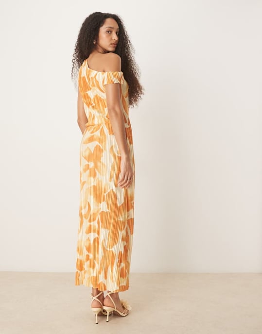 ASOS DESIGN plisserad midiklänning med fallande axel i orange blommönster - Image 4