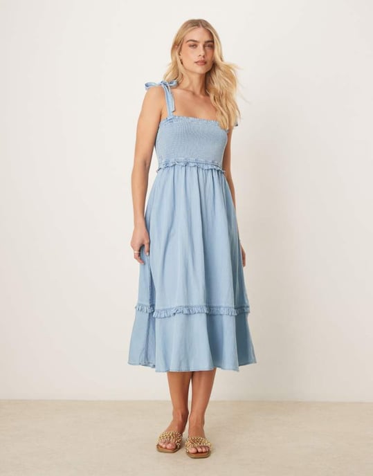 YAS knytaxel chambray denim midiklänning med rynkad byst i blått - Image 2