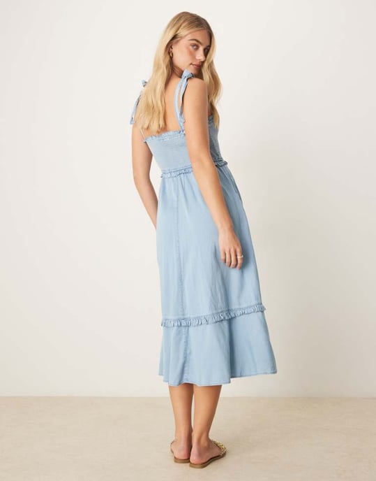 YAS knytaxel chambray denim midiklänning med rynkad byst i blått - Image 3