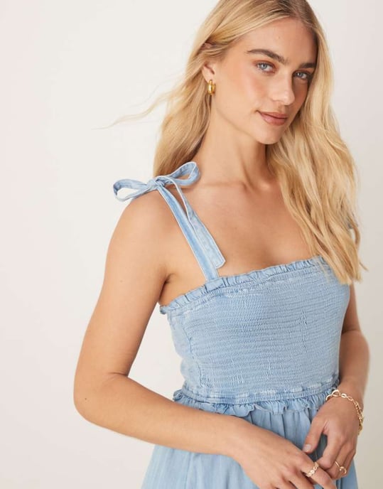 YAS knytaxel chambray denim midiklänning med rynkad byst i blått - Image 4