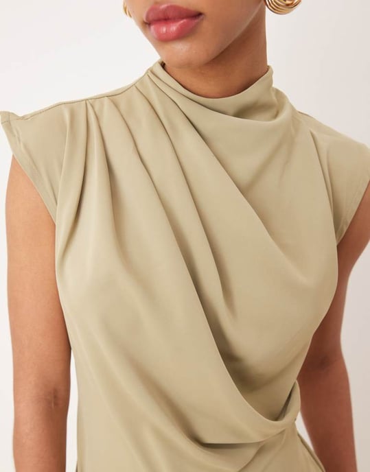 ASOS DESIGN höghalssärmid klänning utan ärmar med draperad hals i salviagrön - Image 4