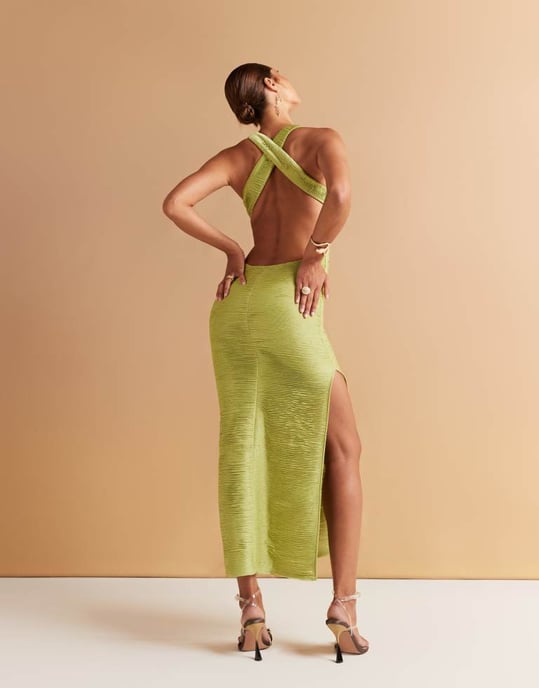 ASOS DESIGN metallisk plisserad korsrygg midi-klänning med guldshelldetaljer i grön - Image 2