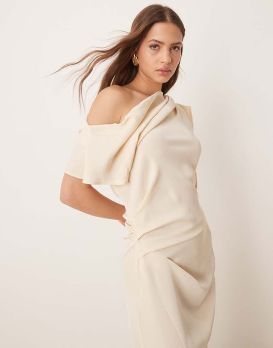 ASOS DESIGN klänning midi med drapering och fallen axelrem i smörkräm - Image 2