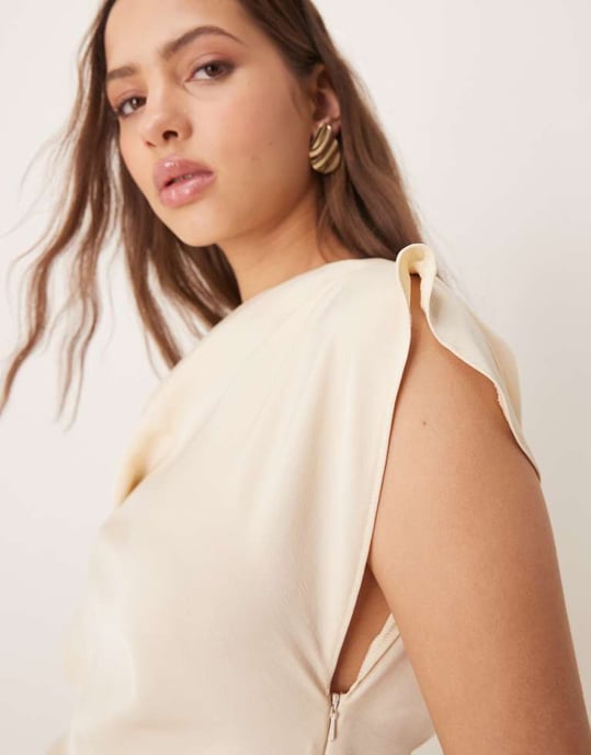 ASOS DESIGN klänning midi med drapering och fallen axelrem i smörkräm - Image 3