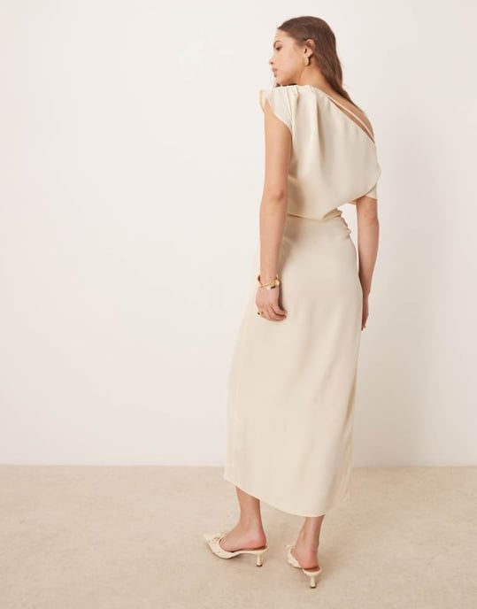 ASOS DESIGN klänning midi med drapering och fallen axelrem i smörkräm - Image 4