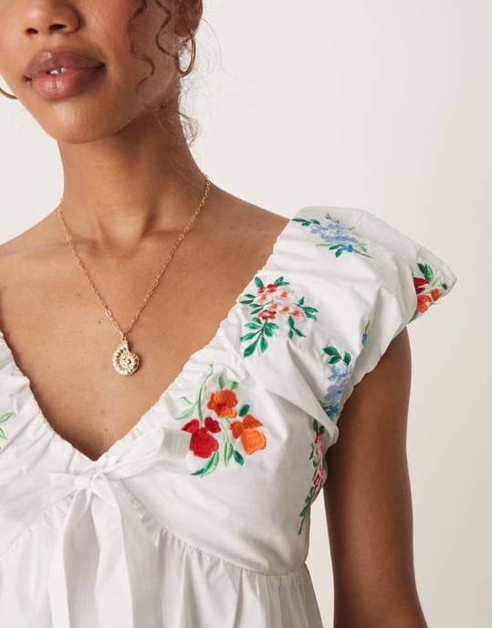 Glamorös smock mini-klänning med blommig broderi i vitt - Image 2