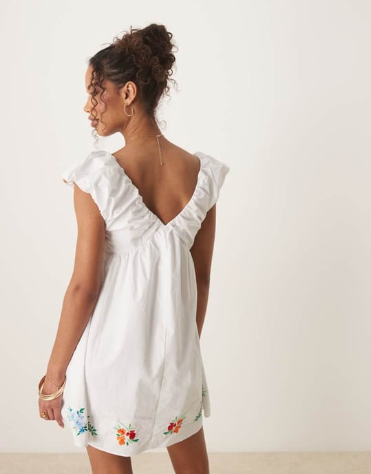 Glamorös smock mini-klänning med blommig broderi i vitt - Image 3