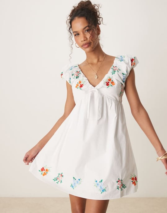 Glamorös smock mini-klänning med blommig broderi i vitt - Image 4