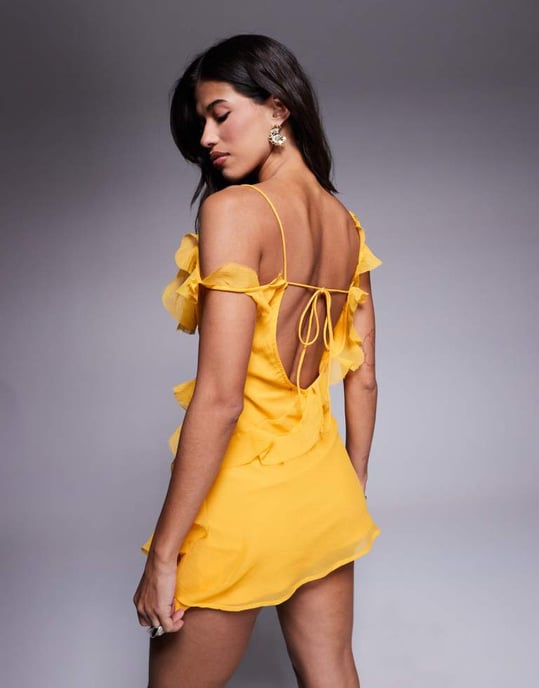 ASOS DESIGN mini klänning med rå kant och volang med knytning i ryggen i gult - Image 3