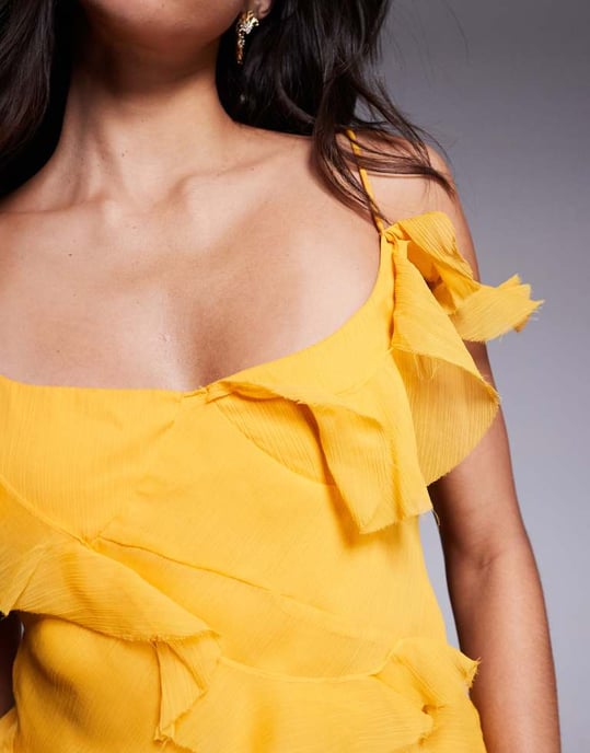 ASOS DESIGN mini klänning med rå kant och volang med knytning i ryggen i gult - Image 4