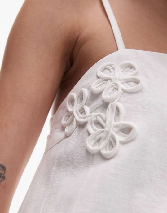 SNDYS linneblandning blommapplikation cami band fyrkantig hals mini klänning i vit - Image 3