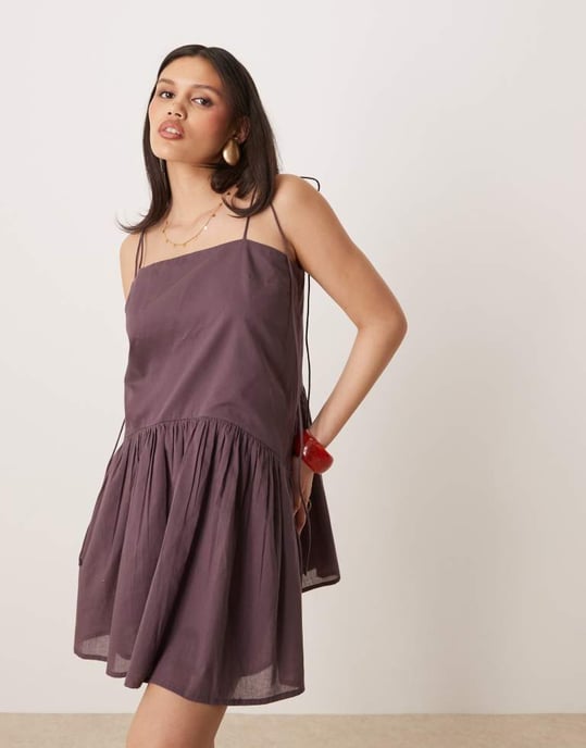 ASOS DESIGN miniklänning med sänkt midja i bitter choklad - Image 2
