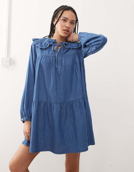 Återvunnen vintage denim mini smockklänning med oversized Peter Pan-krage i mellanblått - MBLUE - Image 1