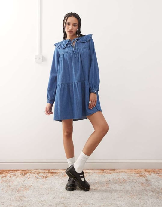 Återvunnen vintage denim mini smockklänning med oversized Peter Pan-krage i mellanblått - MBLUE - Image 2