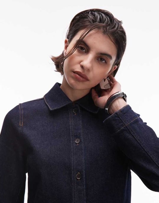 ARKET utility denim miniklänning med fickor fram i ren indigo tvätt - Image 3