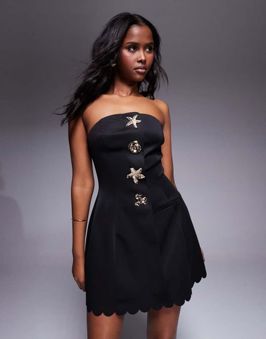 ASOS DESIGN mini klänning med scallop-kant och bandeau i svart scuba-material med gyllene snäckknappar - Image 4