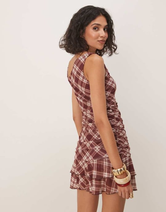 ASOS DESIGN en axel asymmetrisk tvist band mini klänning i burgundy rutigt - Image 3