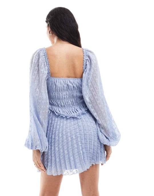 ASOS DESIGN metallisk dobby mjölkpiga långärmad plisserad miniklänning i himmelsblå - Image 4