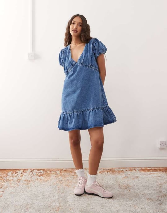 Återvunnen Vintage denim smock mini klänning med puffärmar i mellanblått - Image 2