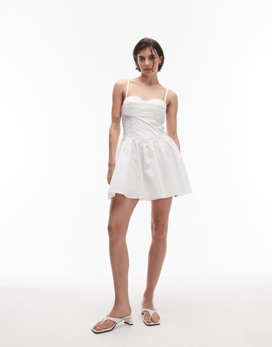 SNDYS strapig poplin draperad mesh bust sweetheart hals mini klänning i vitt - Image 2