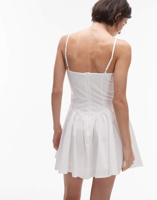 SNDYS strapig poplin draperad mesh bust sweetheart hals mini klänning i vitt - Image 4