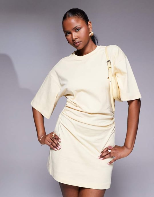 ASOS DESIGN figursydd t-shirt mini klänning med axelvaddar i smörmjölk - Image 1