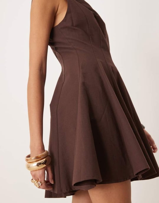 ASOS DESIGN linneblandning med snedhals, sömdesignad passform och flare mini klänning i choklad - Image 3