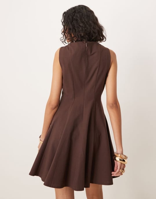 ASOS DESIGN linneblandning med snedhals, sömdesignad passform och flare mini klänning i choklad - Image 4