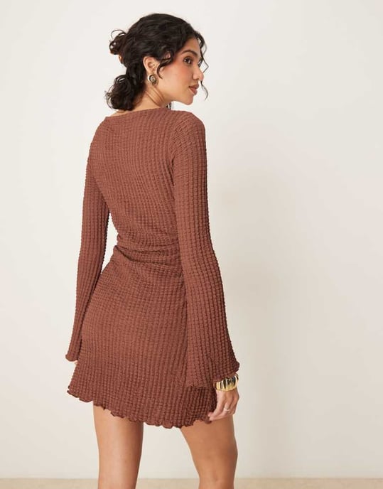 ASOS DESIGN skärning hals texturerad mini klänning med utsvängd ärm i brun - Image 3