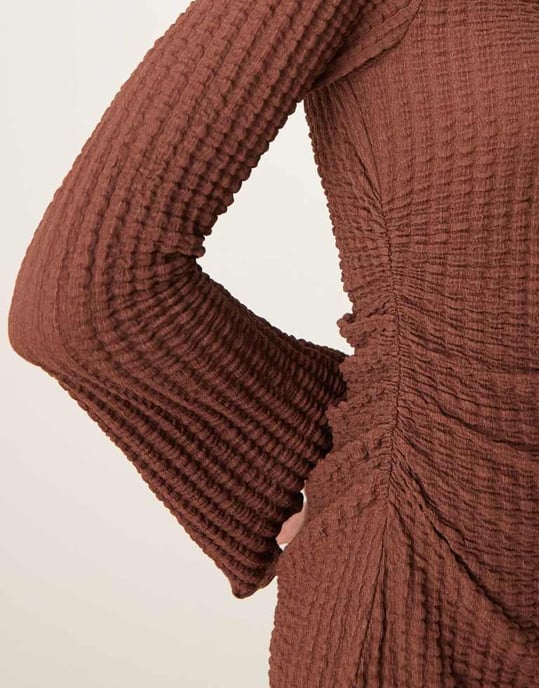 ASOS DESIGN skärning hals texturerad mini klänning med utsvängd ärm i brun - Image 4