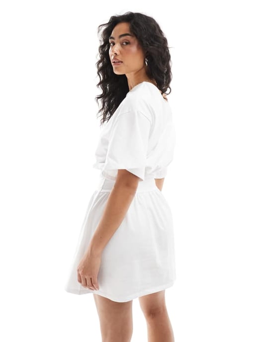 ASOS DESIGN slitsad hals flippy mini t-shirtklänning i vit - Image 2