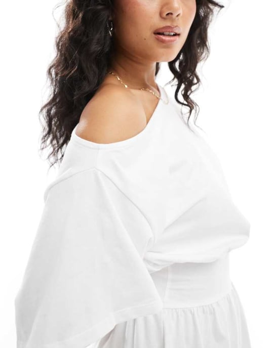 ASOS DESIGN slitsad hals flippy mini t-shirtklänning i vit - Image 3