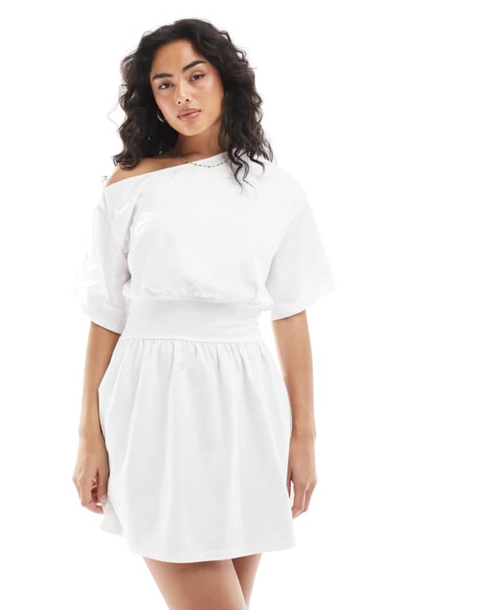 ASOS DESIGN slitsad hals flippy mini t-shirtklänning i vit - Image 4